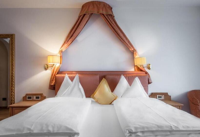 חדר סופריור, Antines