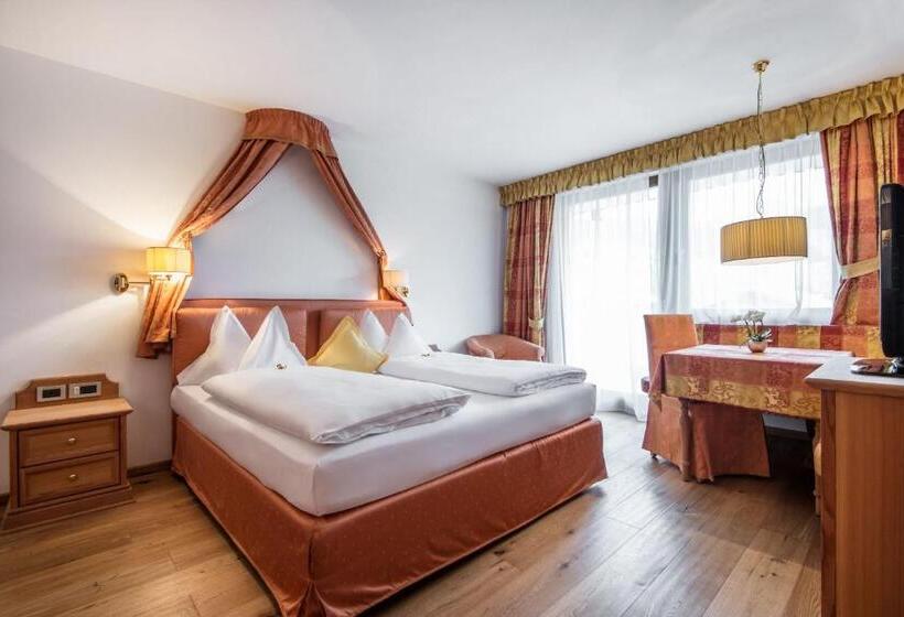 חדר סופריור, Antines