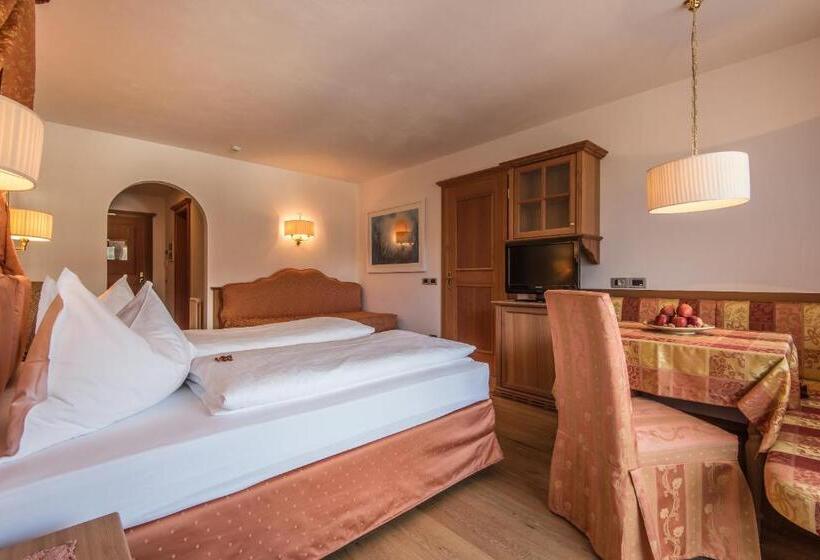 חדר סופריור, Antines