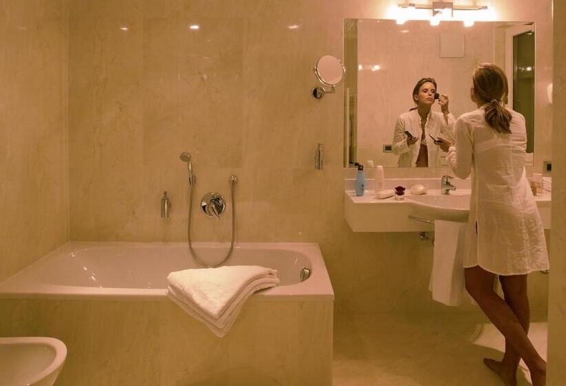 חדר סופריור, Antines