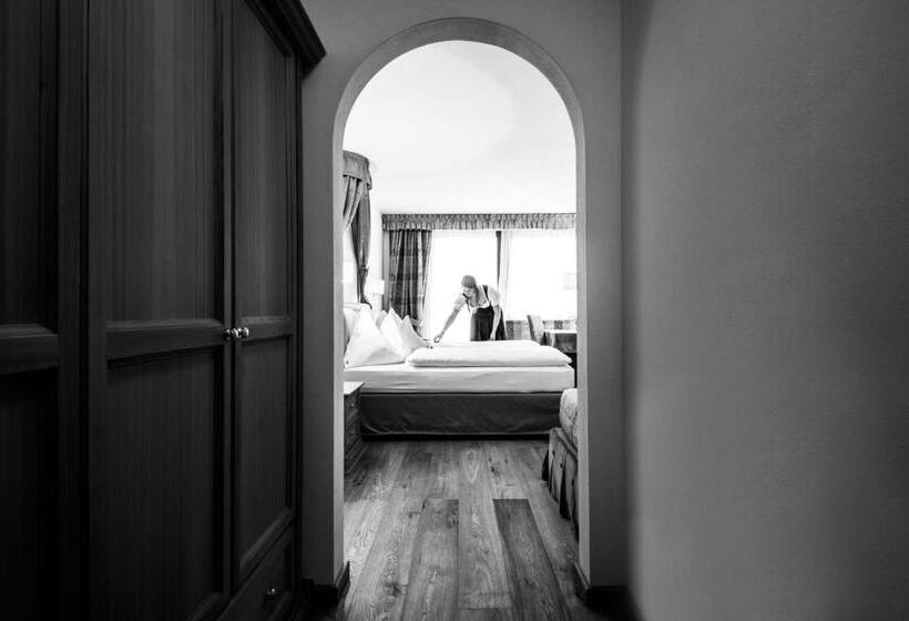 חדר סופריור, Antines