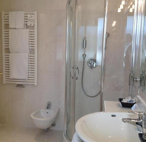 חדר קומפורט, Antines