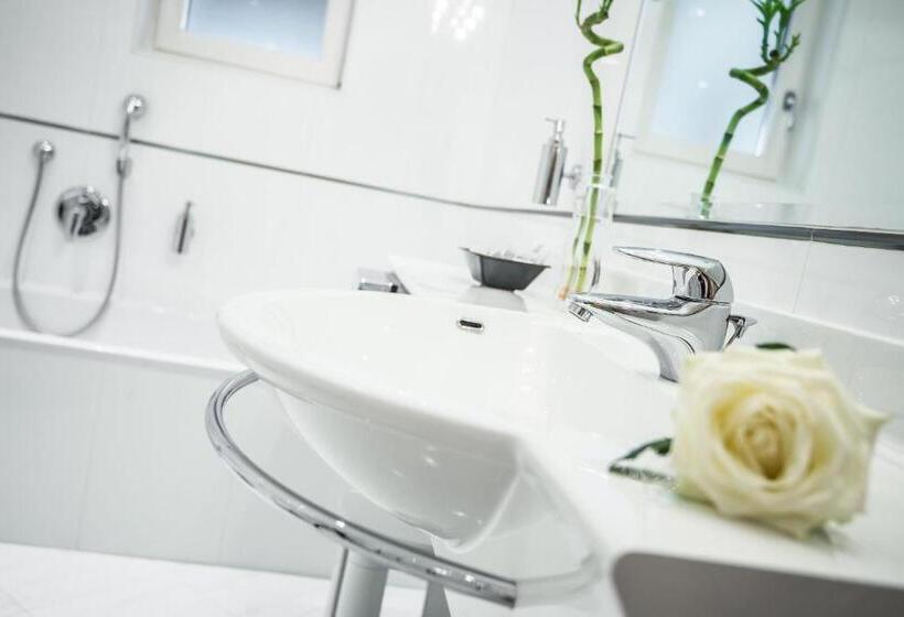 חדר דלוקס, Antines