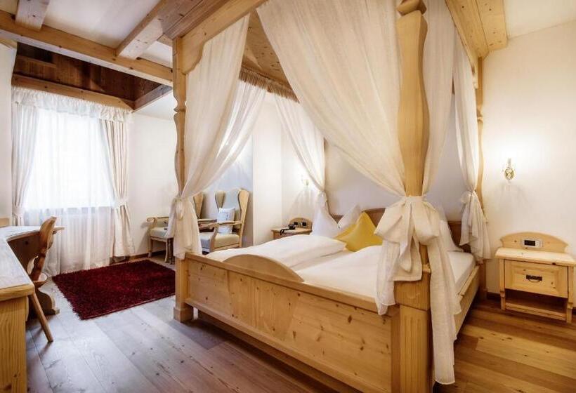 חדר משפחתי, Antines