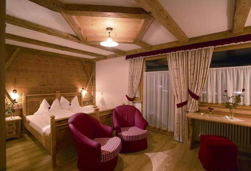 חדר משפחתי, Antines