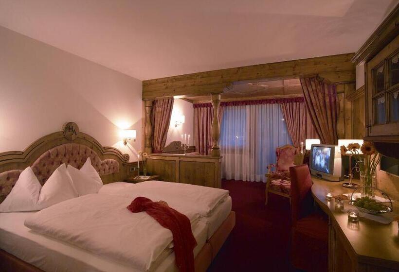 חדר קומפורט, Antines