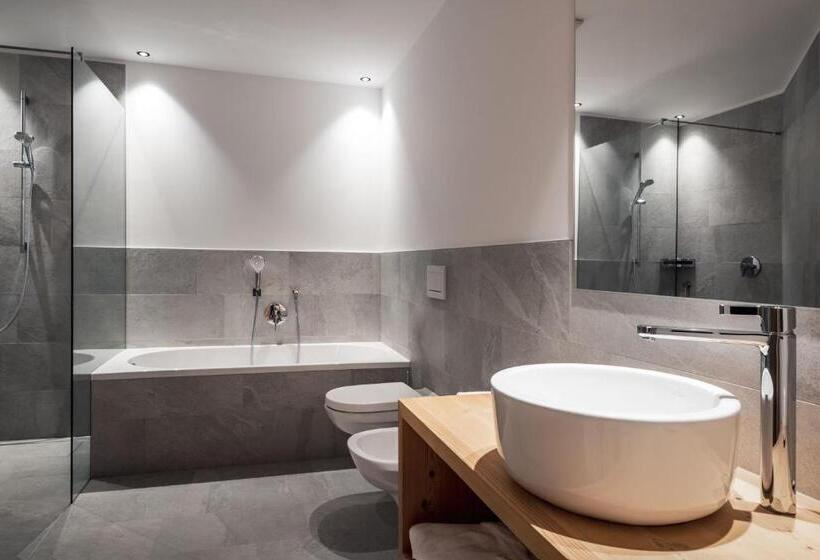 חדר משפחתי, Antines