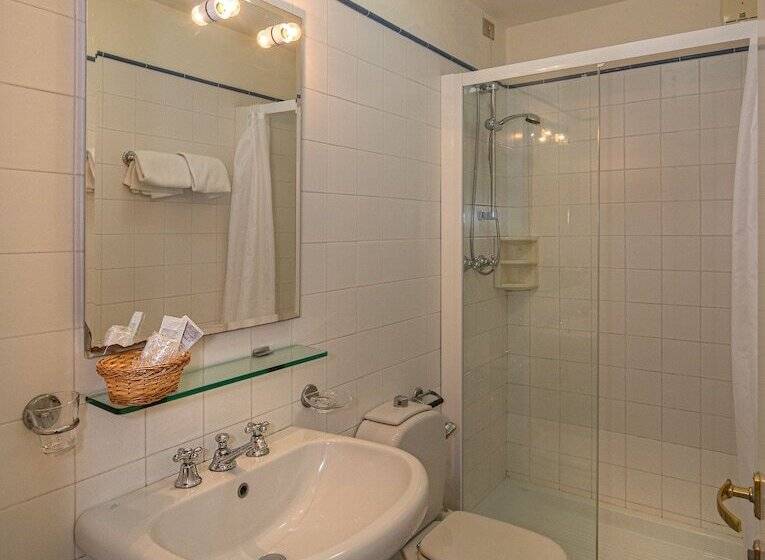 اتاق استاندارد سه نفره, Arcangelo