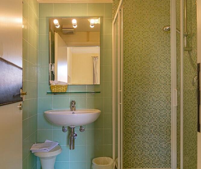 اتاق استاندارد سه نفره, Arcangelo