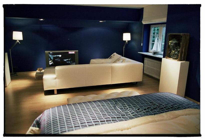 Полулюкс, Charl's