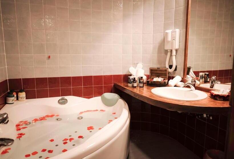 キングサイズベッドのデラックススイート, Garden Wellness Hotel S