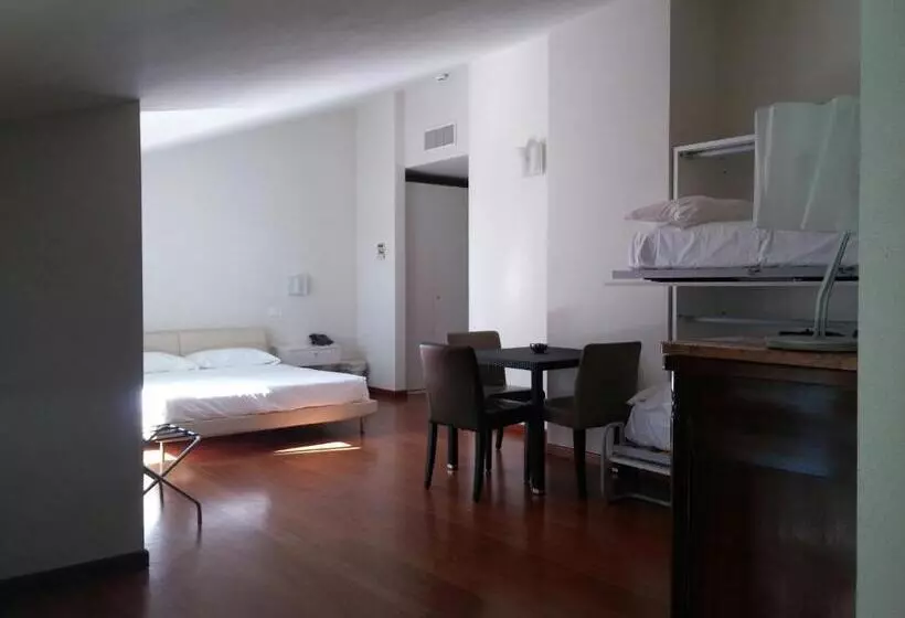 スタンダード4人部屋, La Castellana