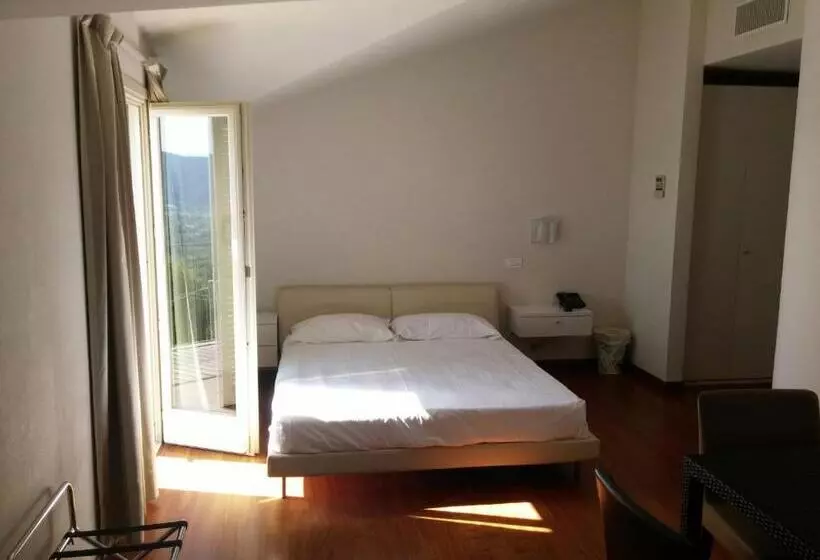 スタンダード4人部屋, La Castellana