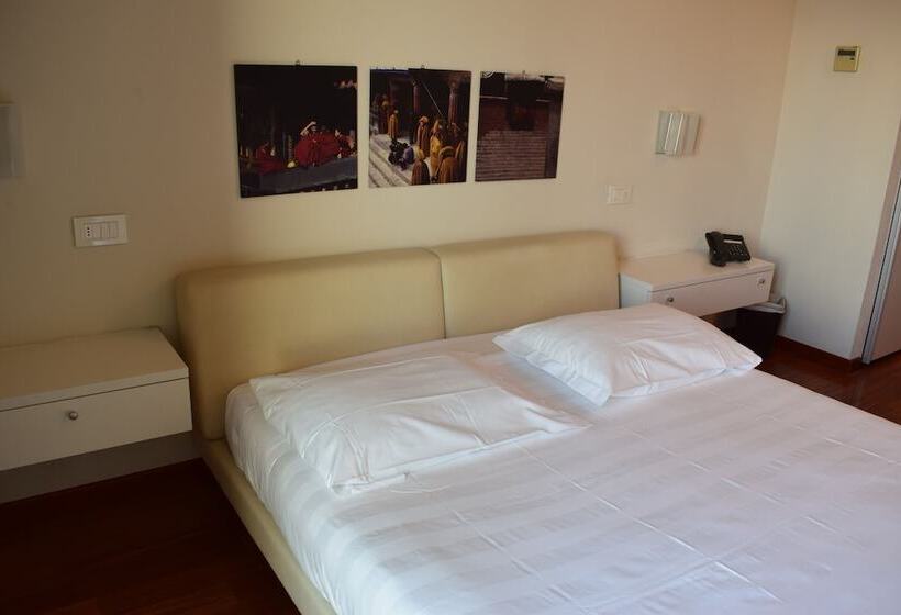 Номер Стандарт, La Castellana