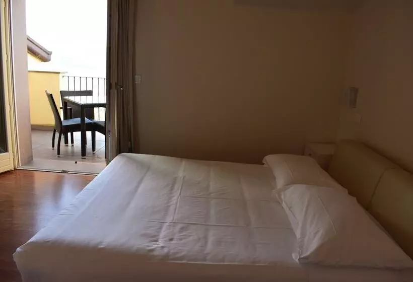 スタンダード4人部屋, La Castellana