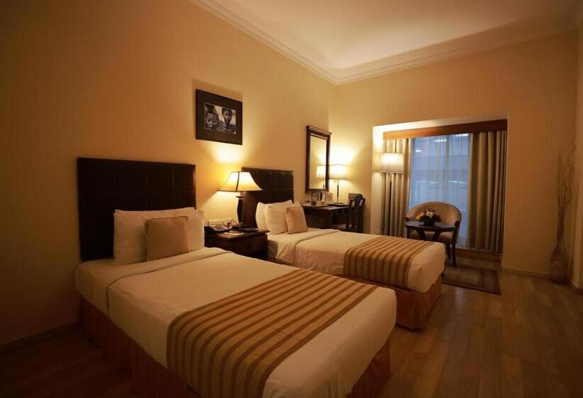 غرفة تنفيذية, Mgm Mark Whitefield