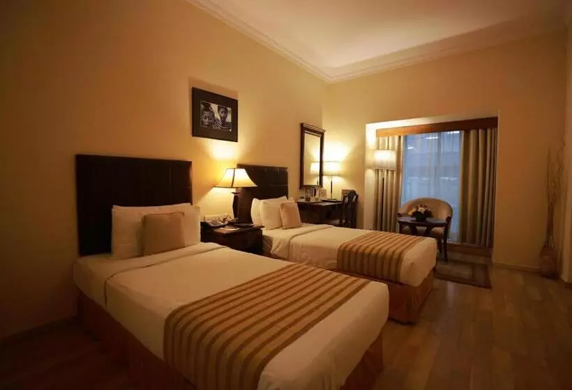 Chambre Executive, Muthu Mark Whitefield