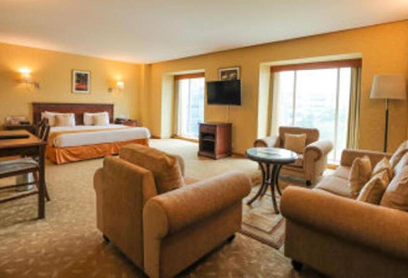 Suite, Mgm Mark Whitefield