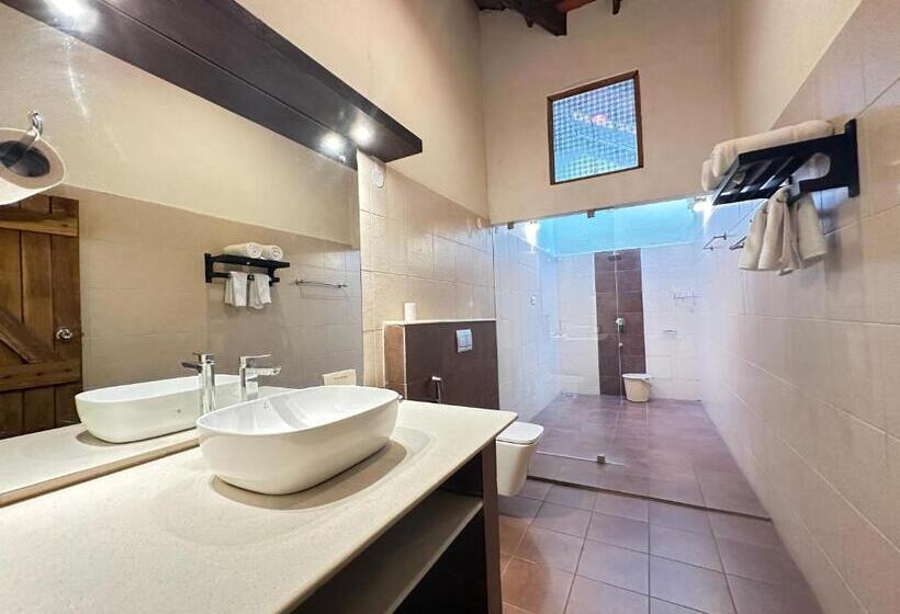 디럭스 룸, Kadkani River Resort