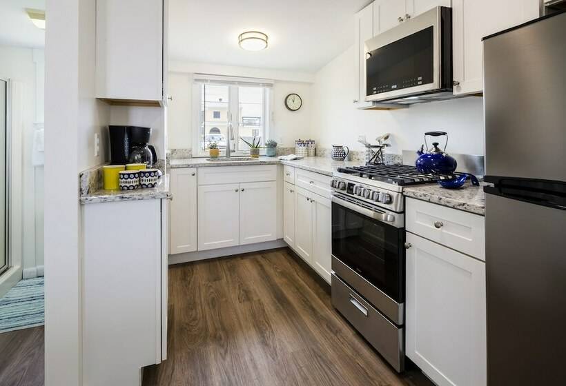 Хижина, Truro Beach Cottages