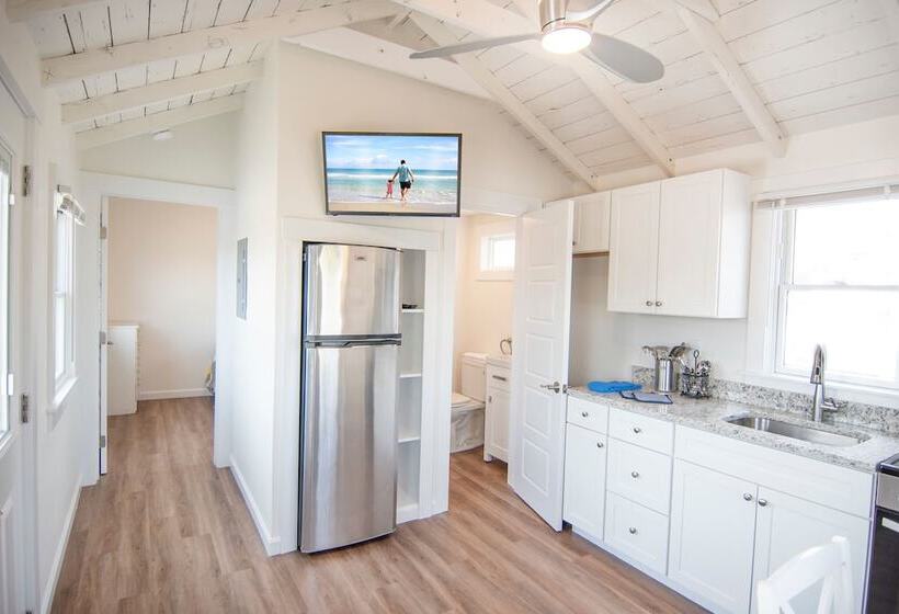 Хижина, Truro Beach Cottages