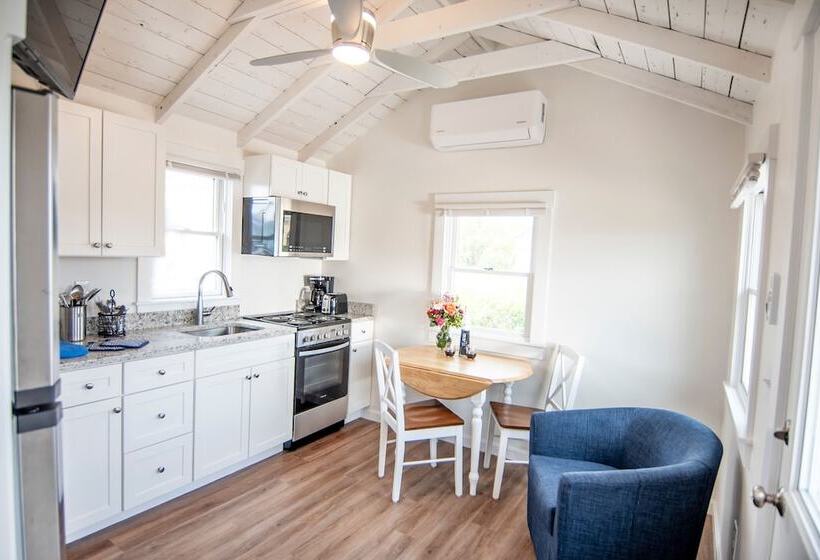 Хижина, Truro Beach Cottages