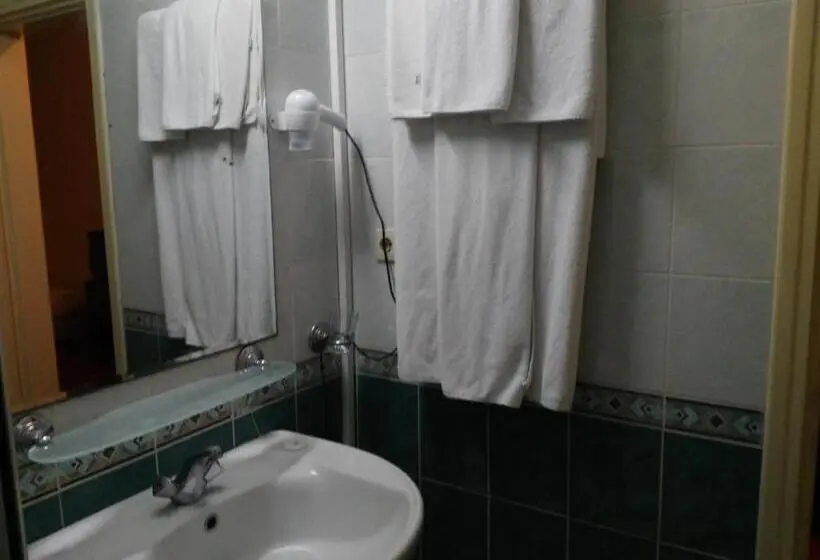Standard Neljän Hengen Huone, Antik Ridvan