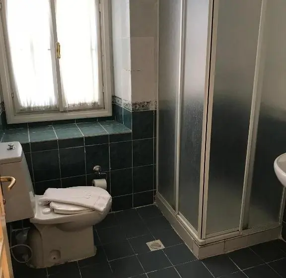 Standard Neljän Hengen Huone, Antik Ridvan