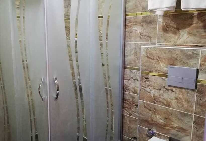 חדר דלוקס לשלושה, Göznur Otel