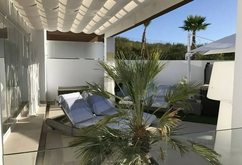 オーシャンビューの2ベッドルームデラックスアパート, Las Terrasses De Cortesin D38