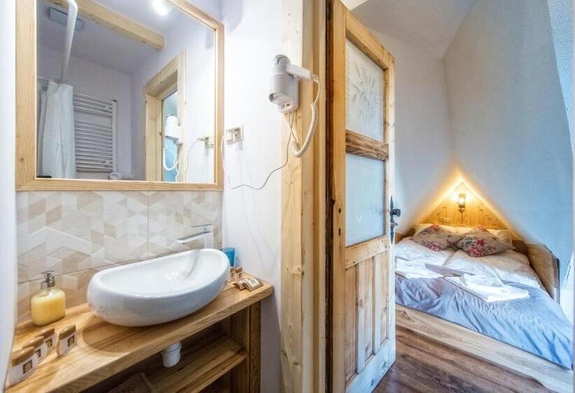 Economy Triple Room, Willa Giewontka