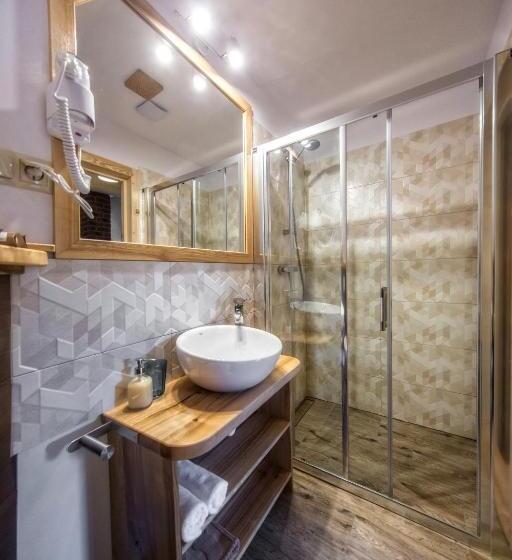 Economy Quadruple Room, Willa Giewontka