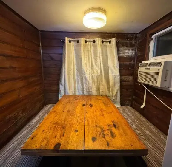 デラックスファミリールーム, Crest Lodge Historic Mountain Inn