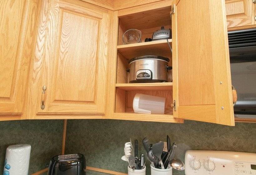 דירת משפחה, Mountaintop Condos