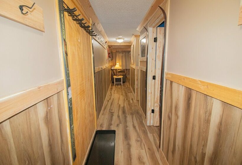 דירת משפחה, Mountaintop Condos