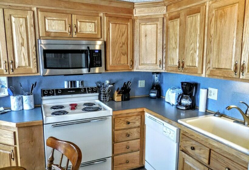 דירת חדר, Mountaintop Condos