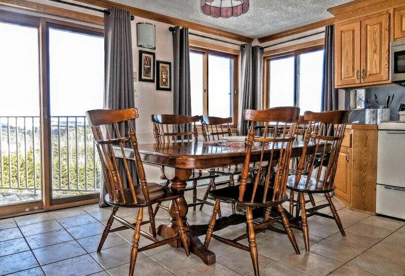 דירת חדר, Mountaintop Condos