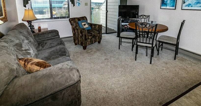 דירת חדר, Mountaintop Condos