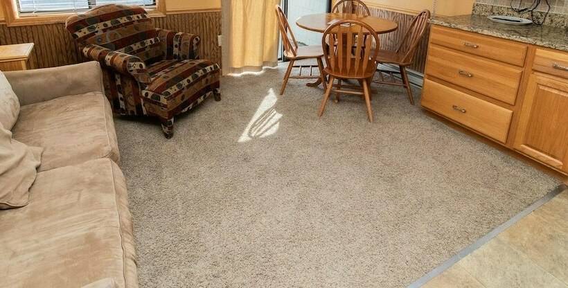 דירת חדר, Mountaintop Condos