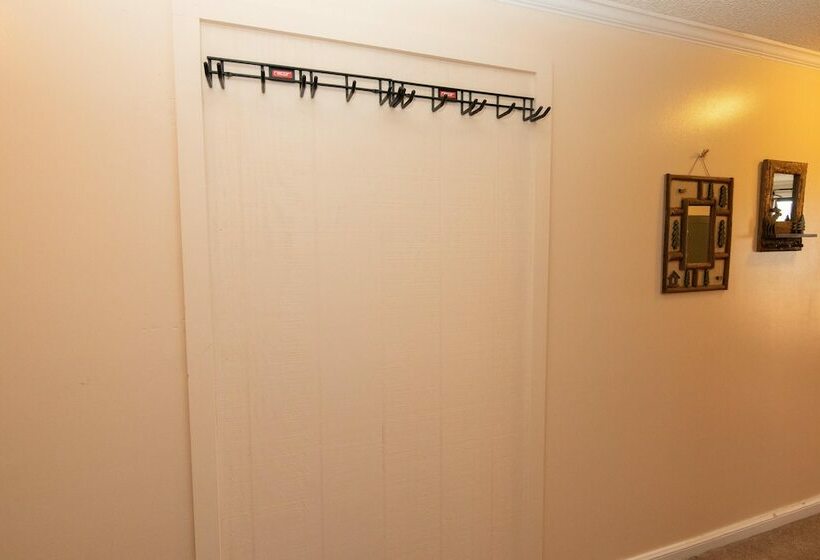 דירת חדר, Mountaintop Condos