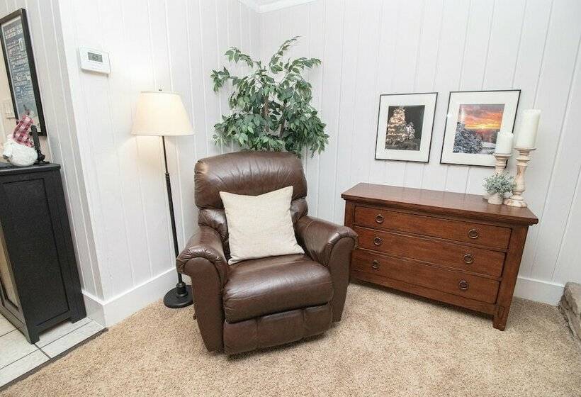 דירת חדר, Mountaintop Condos