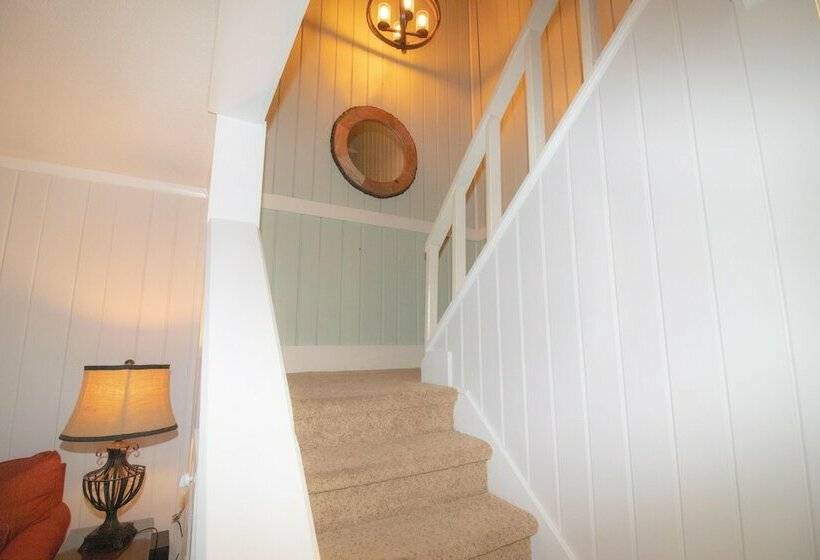 דירת חדר, Mountaintop Condos