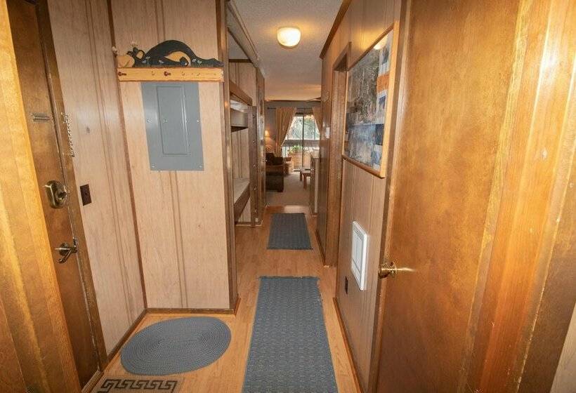 דירת חדר, Mountaintop Condos