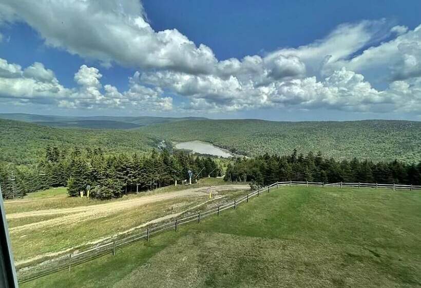 דירת חדר, Mountaintop Condos