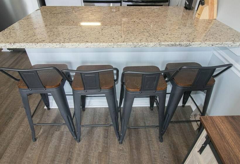 דירת חדר, Mountaintop Condos