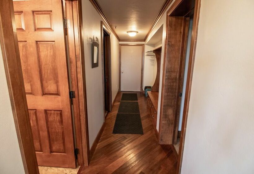 דירת חדר, Mountaintop Condos