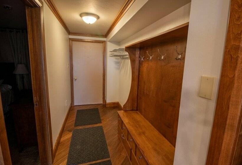 דירת חדר, Mountaintop Condos