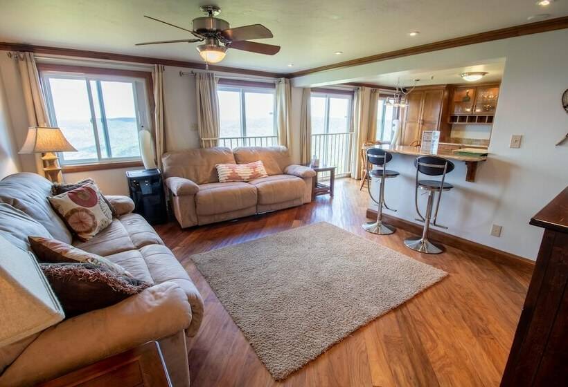 דירת חדר, Mountaintop Condos