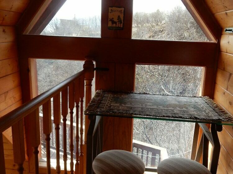 キャビン, Alaska Adventure Cabins