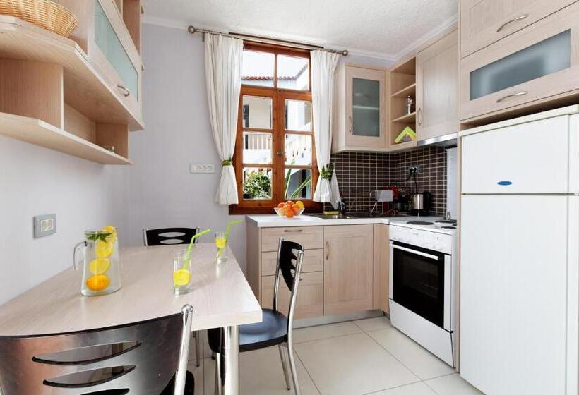 דירת 2 חדרי שינה בצד עם נוף לים, Giorgi S Blue Apartments